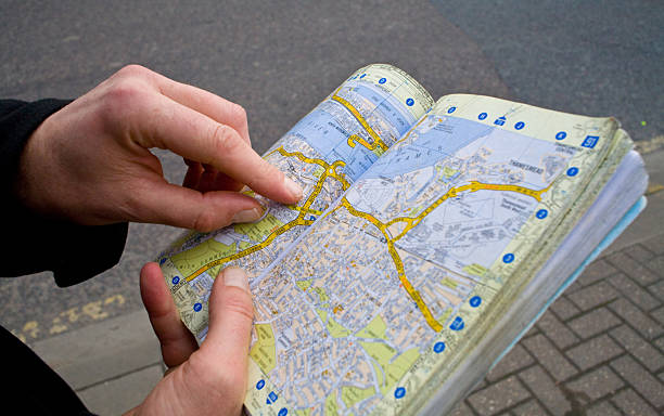 turista studiare mappa - guidebook foto e immagini stock