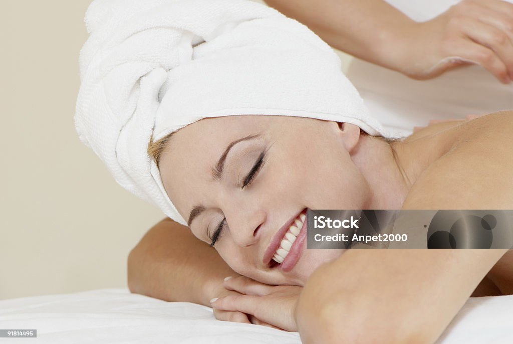 pięknej pani w salonie masażu - Zbiór zdjęć royalty-free (Biały)