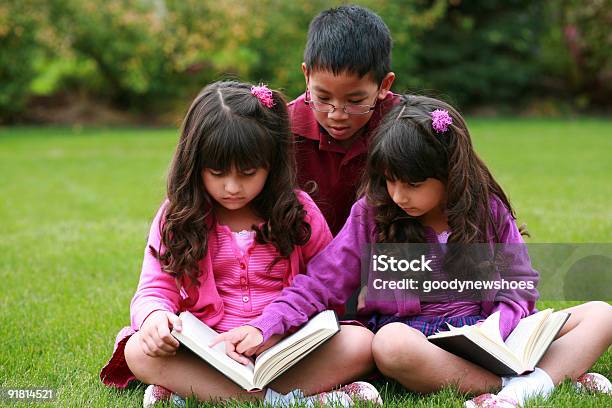 Diversidade Crianças A Ler - Fotografias de stock e mais imagens de Ao Ar Livre - Ao Ar Livre, Criança, Ler