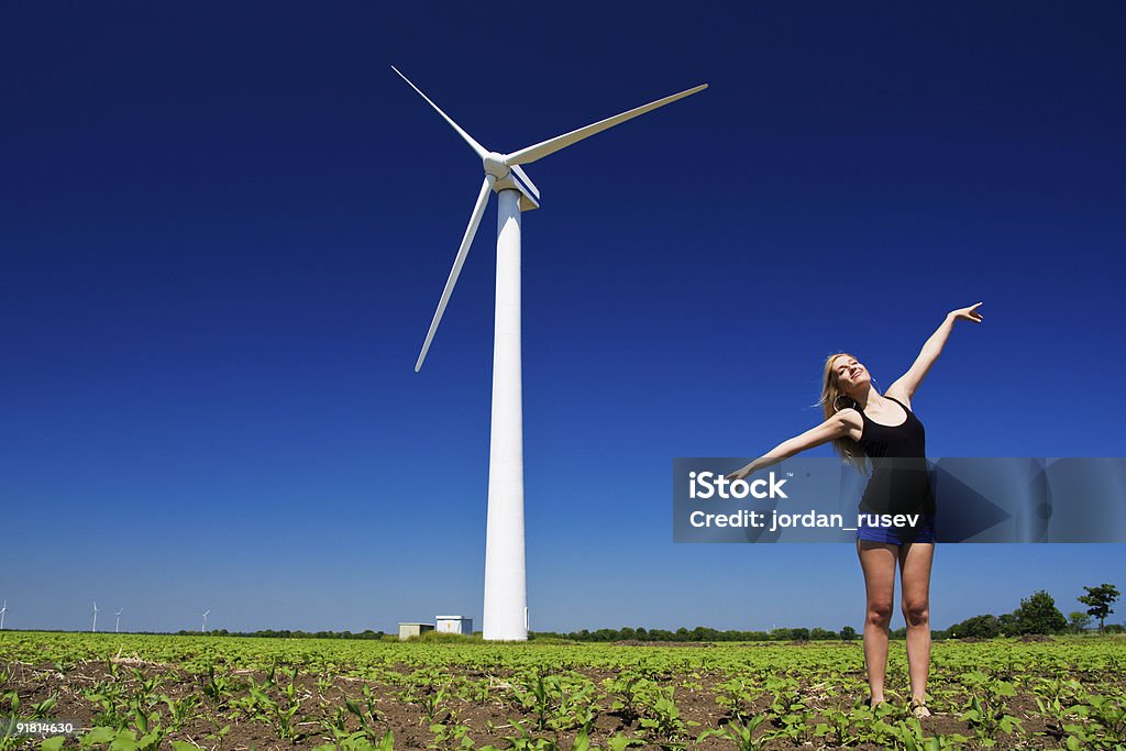 モデルの前でポーズを取る風力発電機 - タービンのロイヤリティフリーストックフォト