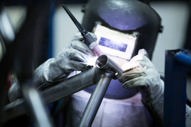 welder working - human powered vehicle flash imagens e fotografias de stock