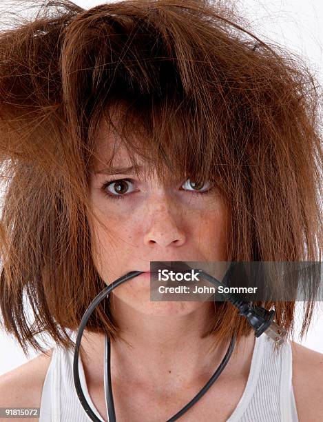 Mujer Necesita Ayuda Para Arreglar Su Cabello Foto de stock y más banco de imágenes de Cabello desmelenado - Cabello desmelenado, Enredado, Sin esperanza