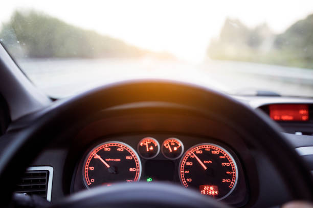 tableau de bord de voiture  - odometer speedometer car battery motor vehicle photos et images de collection