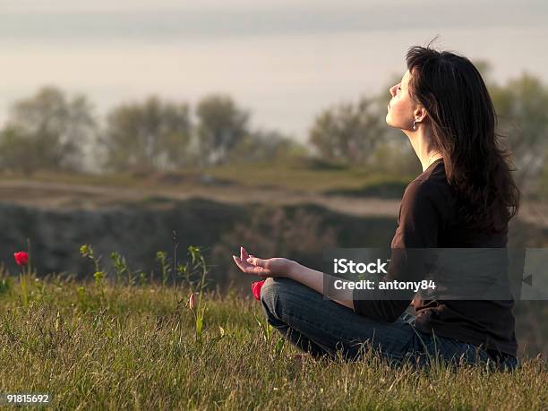 Foto de Meditating Mulher e mais fotos de stock de 20 Anos - 20 Anos, 20-24 Anos, Adulto