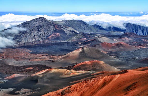 caldera des vulkans haleakala hdr (maui, hawaii) - haleakala national park maui nature volcano stock-fotos und bilder