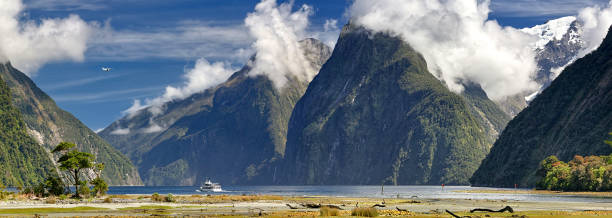 aktivitäten am milford sound (fjordland, neuseeland) - te anau stock-fotos und bilder