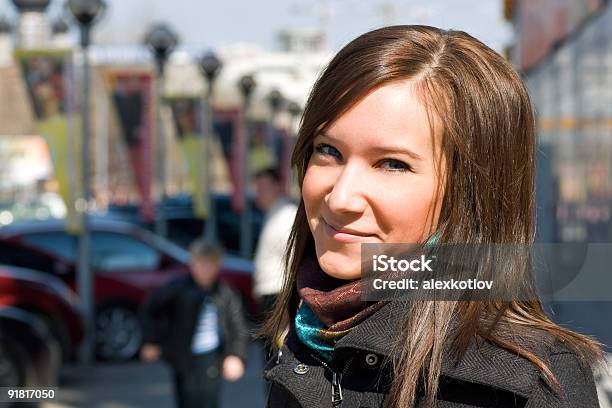 Sorridente Menina Na Rua - Fotografias de stock e mais imagens de Adulto - Adulto, Ao Ar Livre, Beleza