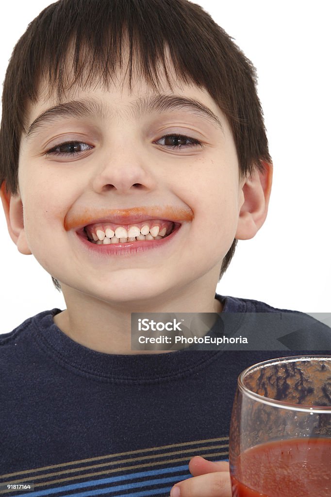 Menino bebendo de suco de tomate - Foto de stock de 4-5 Anos royalty-free