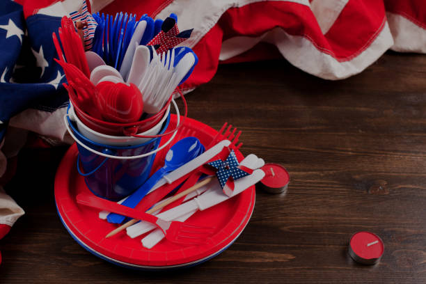 patriótico ajuste de la tabla, 4 de julio, día de la recordación de los estados unidos, día de la independencia - napkin american flag holiday fourth of july fotografías e imágenes de stock