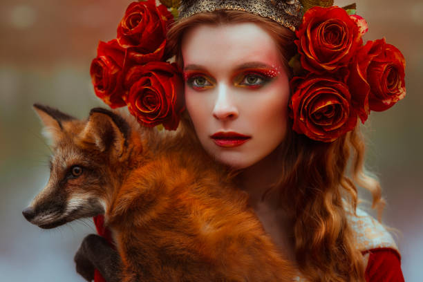 donna in abiti medievali con una volpe - animal mammal outdoors red fox foto e immagini stock