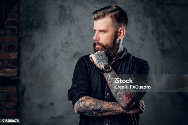 Hipster Barbuto Con Tatuaggi Sulle Braccia - Fotografie stock e altre immagini di Tatuaggio - Tatuaggio, Uomini, Barbiere