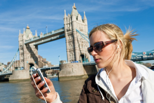Tonos bella mujer joven escuchando su Ipod en Londres photo