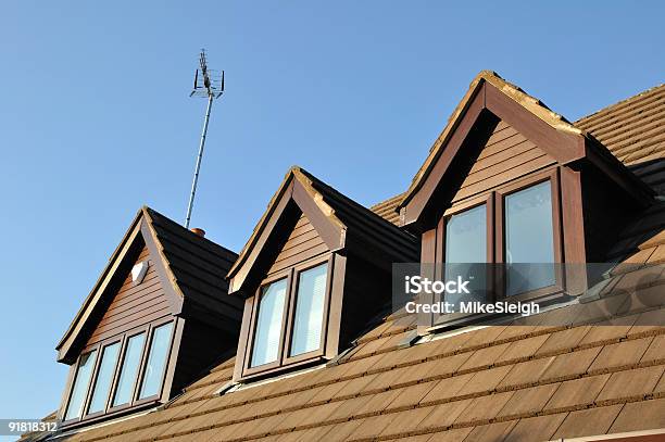 Foto de Subúrbio House e mais fotos de stock de Antena - Equipamento de telecomunicações - Antena - Equipamento de telecomunicações, Azul, Casa