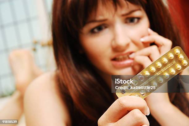 Foto de Garota Se Preocupar Com Seu Contaception e mais fotos de stock de Pílula anticoncepcional - Pílula anticoncepcional, TPM, Acidente