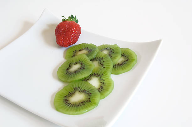 istock Strawberry and kiwi slices 91818639