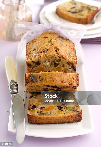 Foto de Fruitcake Parcialmente Corte Em Fatias e mais fotos de stock de Damasco - Fruta - Damasco - Fruta, Forma de Pão, Tâmara