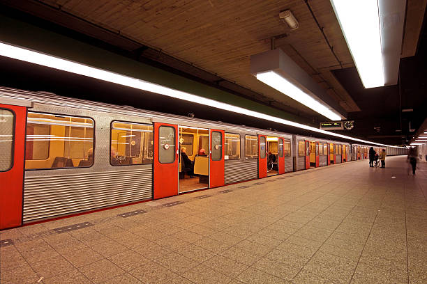 la station de métro d'amsterdam aux pays-bas - subway station railroad station netherlands subway photos et images de collection