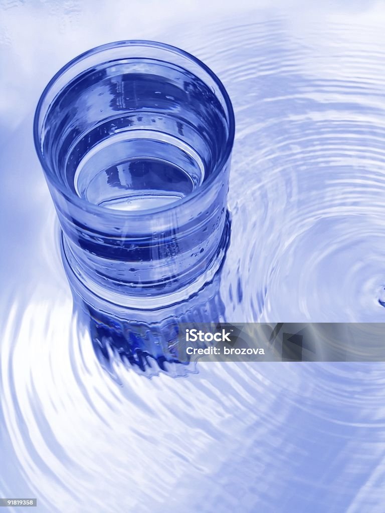 Copo de água no fundo azul - Royalty-free Abstrato Foto de stock
