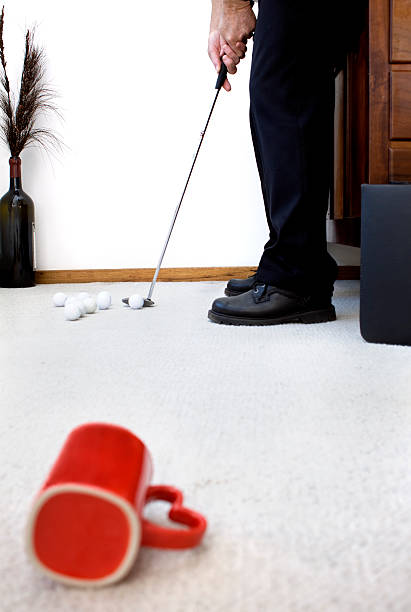 гольф мужской исполнительный практиковаться ввод в своем офисе. - gregg стоковые фото и изображения