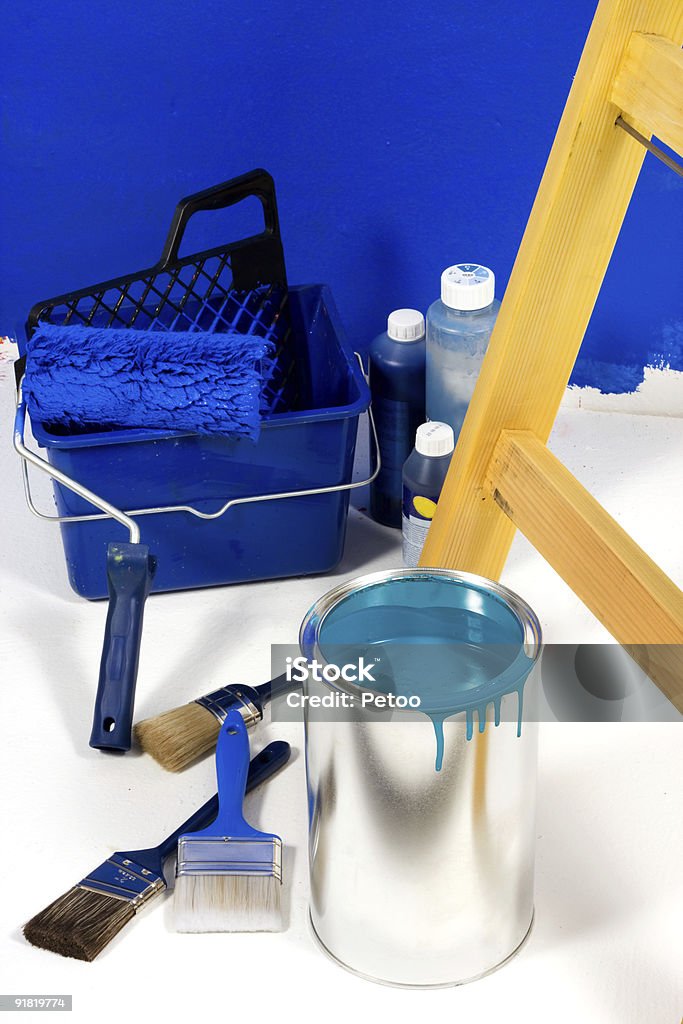 Pintura azul con escalera, Cepillo de rodillo, centro de costos, pigmentos - Foto de stock de Pintar libre de derechos