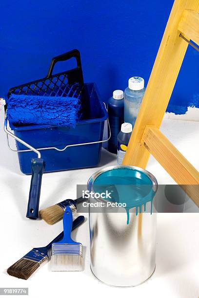 Azul Com Rolo De Pintura Escada Balde Escova E Pigmentos - Fotografias de stock e mais imagens de Pintar