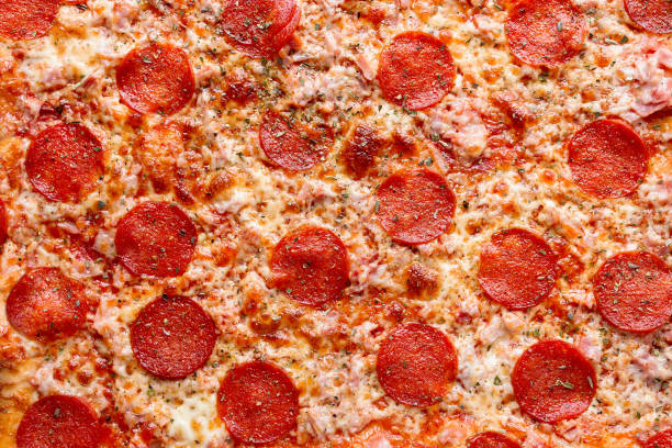 vista superior de la pizza de pepperoni - pizza de chorizo fotos fotografías e imágenes de stock