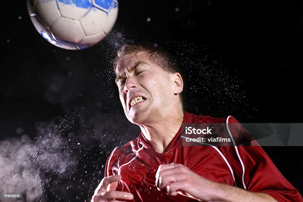 Joueur de football frapper le ballon avec la tête - Photo de Football libre de droits