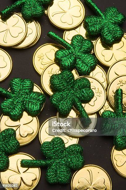 Shamrocks E Moedas De Ouro - Fotografias de stock e mais imagens de Talismã - Talismã, Ouro - Metal, Trevo