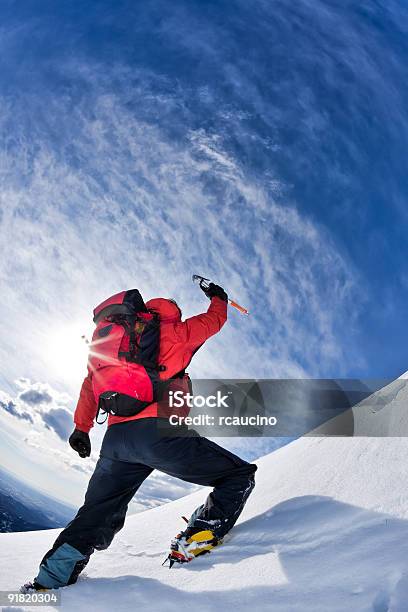 Photo libre de droit de Atteindre Le Sommet banque d'images et plus d'images libres de droit de Adulte - Adulte, Alpes européennes, Alpinisme