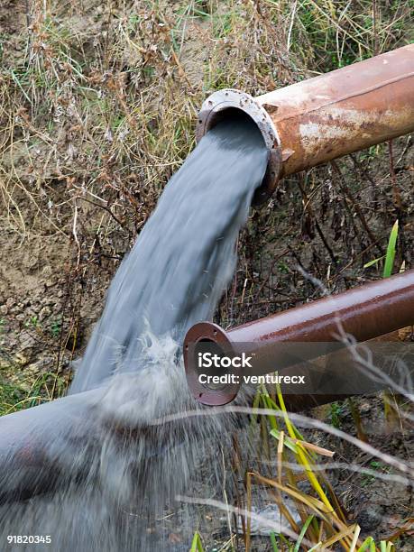 Canale Di Scolo Tubo Principale - Fotografie stock e altre immagini di Acqua - Acqua, Acqua fluente, Arrugginito