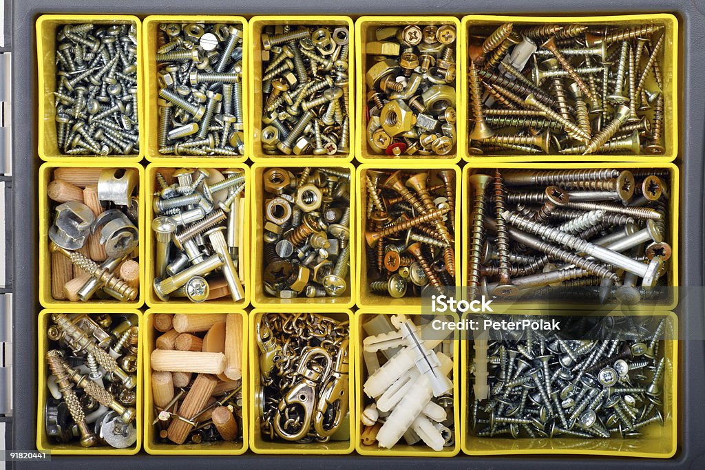 , pernos, tornillos y tuercas en caja de herramientas de plástico amarillo, vista superior - Foto de stock de Acero libre de derechos