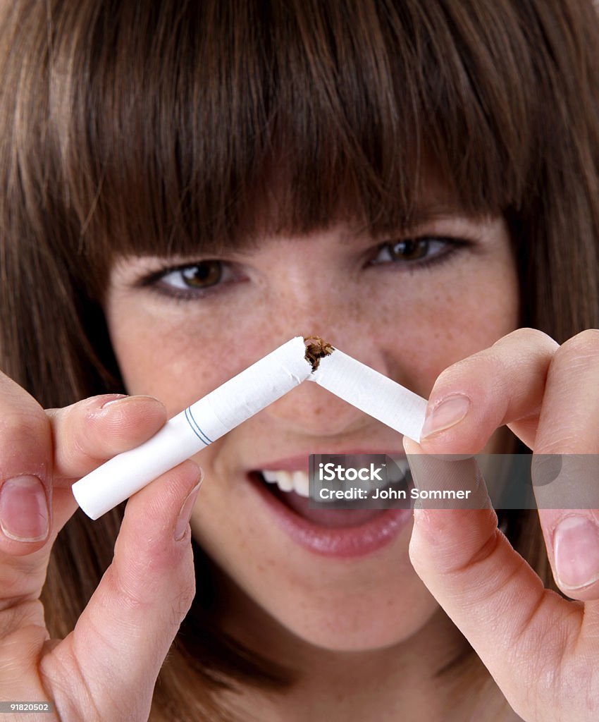 Calciare la sigaretta abitudine - Foto stock royalty-free di Adolescente