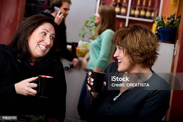Dos Mujeres En Una Cafetería Foto de stock y más banco de imágenes de Adulto - Adulto, Adulto de mediana edad, Alegre