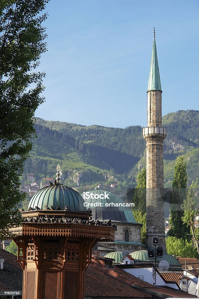 Fonte histórica e mesquita em Sarajevo - Foto de stock de Café - Casa de comes e bebes royalty-free