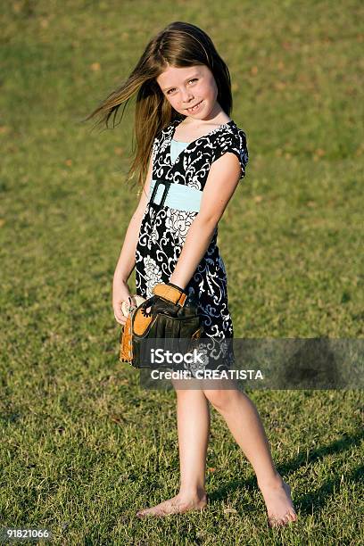 Hübsche Junge Mädchen Mit Einem Baseballspieler Stockfoto und mehr Bilder von Barfuß - Barfuß, Baseball, Baseball-Spielball