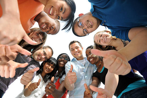 trabalho de equipa e diversidade - youth organization imagens e fotografias de stock