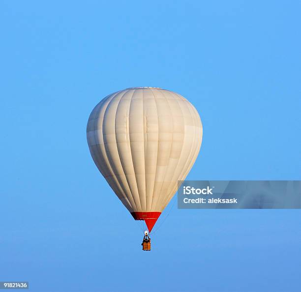 풍선 배경으로 푸른 하늘 열기구에 대한 스톡 사진 및 기타 이미지 - 열기구, 흰색, 0명