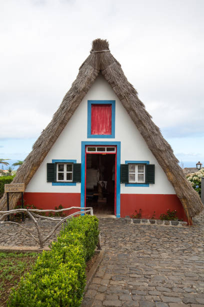 maison rurale traditionnelle à santana sur l’île de madère, portugal - madeira funchal house cottage photos et images de collection