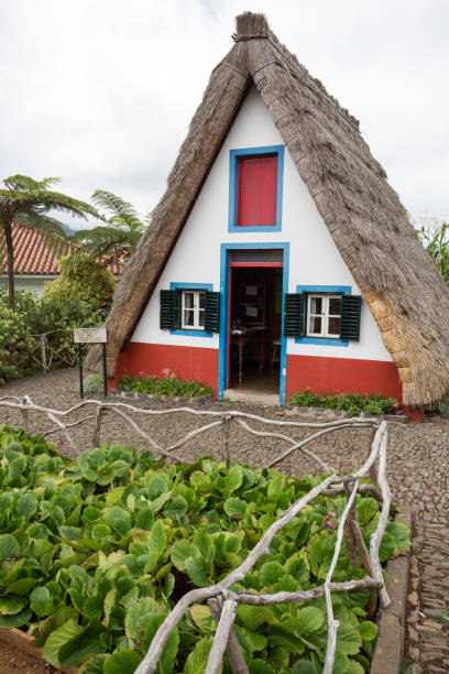 maison rurale traditionnelle à santana sur l’île de madère, portugal - madeira funchal house cottage photos et images de collection