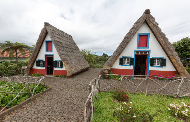 maison rurale traditionnelle à santana sur l’île de madère, portugal - madeira funchal house cottage photos et images de collection