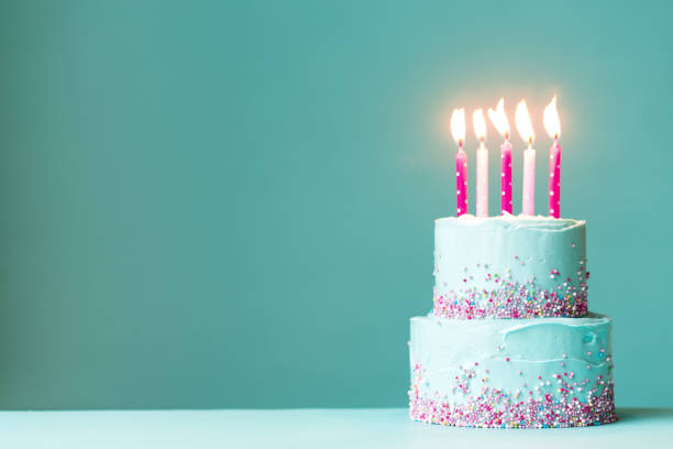 torta di compleanno con candele rosa - fifth birthday foto e immagini stock