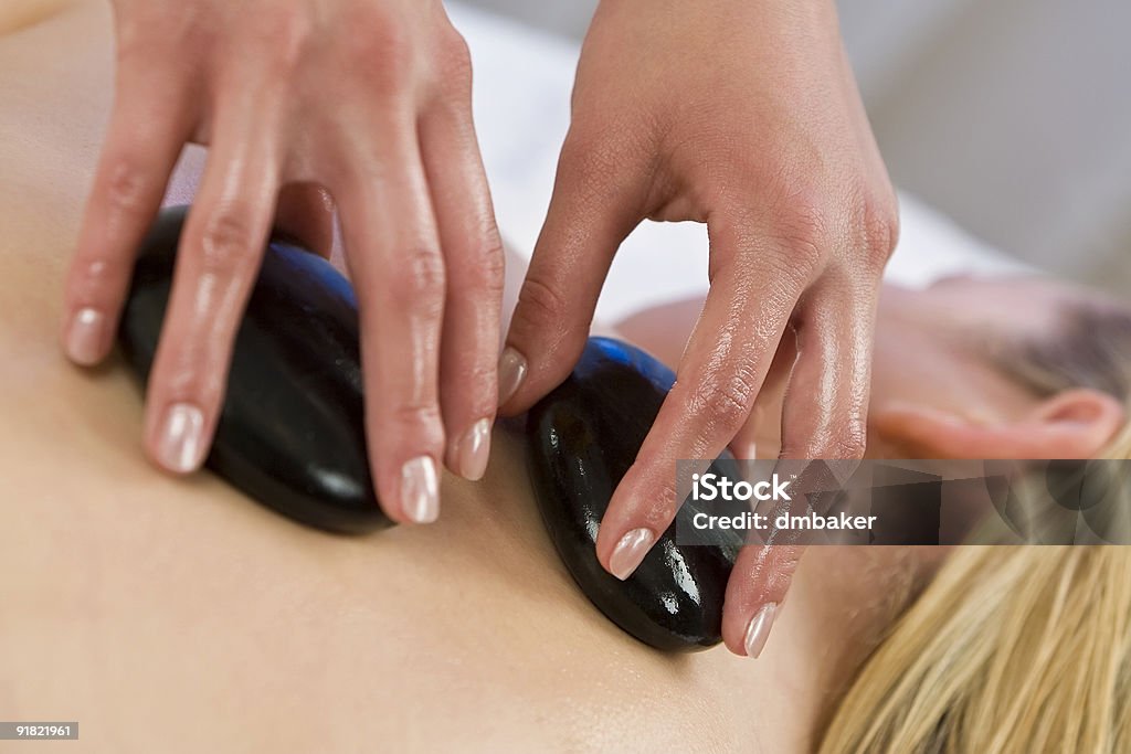 Jovem mulher com Massagem de pedras quentes da saúde Spa - Royalty-free Adulto Foto de stock