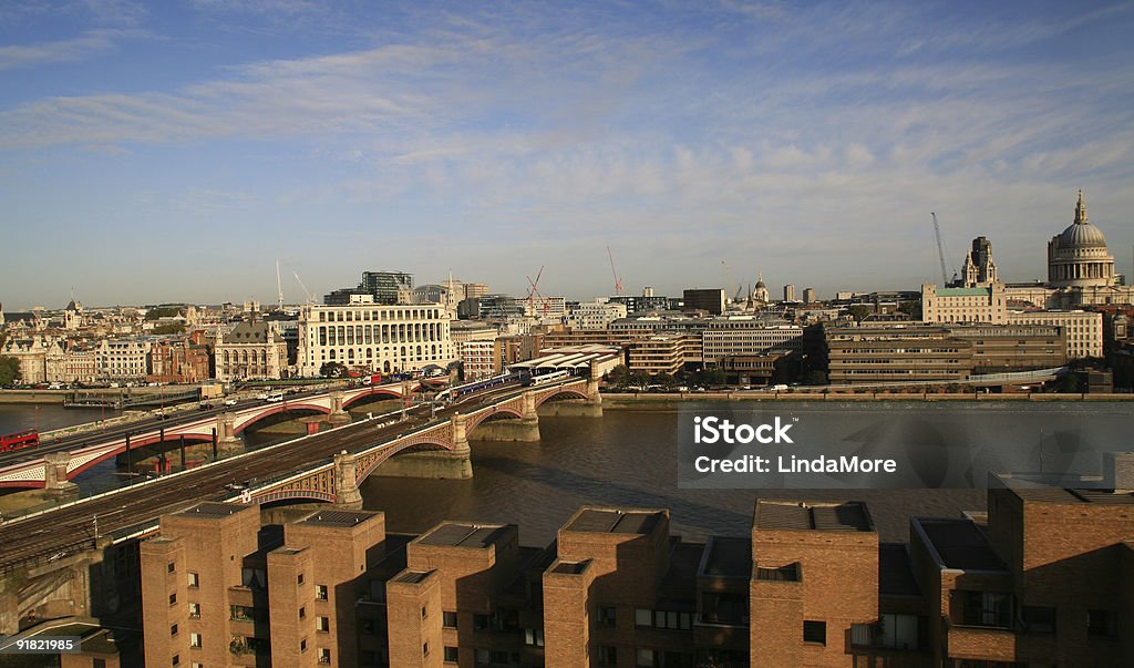 Blackfriar el puente y St Paul's Cathedral in London - Foto de stock de Aire libre libre de derechos