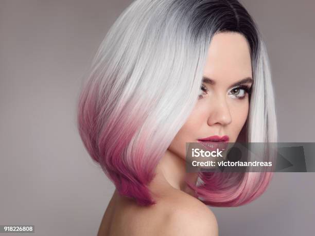 Ombre Bob Kurze Frisur Schönes Haarfärbungfrau Trendige Mode Haarschnitt Blondes Modell Mit Glänzenden Kurzhaarschnitt Konzeptfärbunghaar Beautysalon Stockfoto und mehr Bilder von Haar