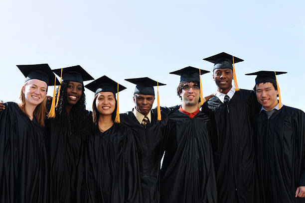 absolventen der universität - men graduation clothing brown hair stock-fotos und bilder