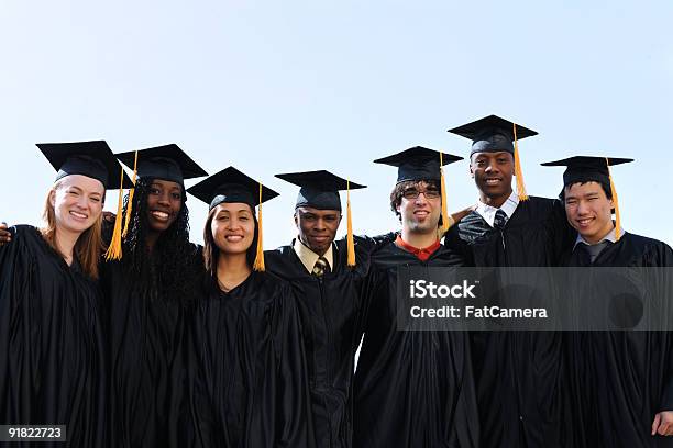 Photo libre de droit de Université De Diplômés banque d'images et plus d'images libres de droit de Remise de diplôme - Remise de diplôme, Niveau collège-lycée, Afro-américain