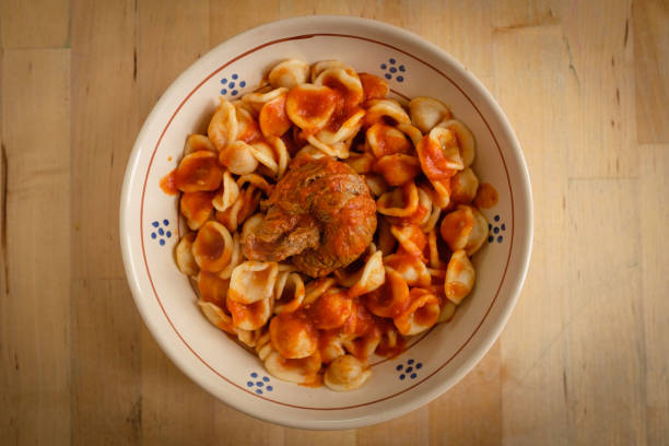 전형적인 apulia 지역 일요일 주요 코스: 신선한 파스타 orecchietta와 고기 롤 토마토 소스와 함께 braciola - wheat pasta flour italy 뉴스 사진 이미지
