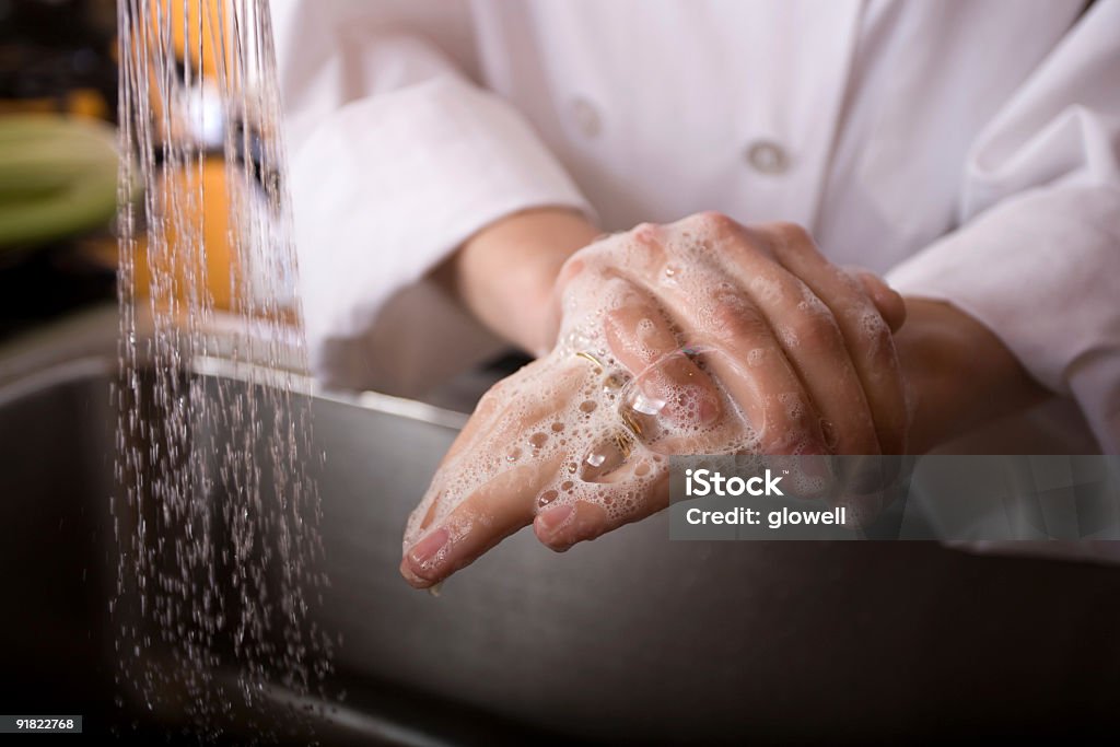Lavarsi le mani nel lavandino - Foto stock royalty-free di Lavarsi le mani