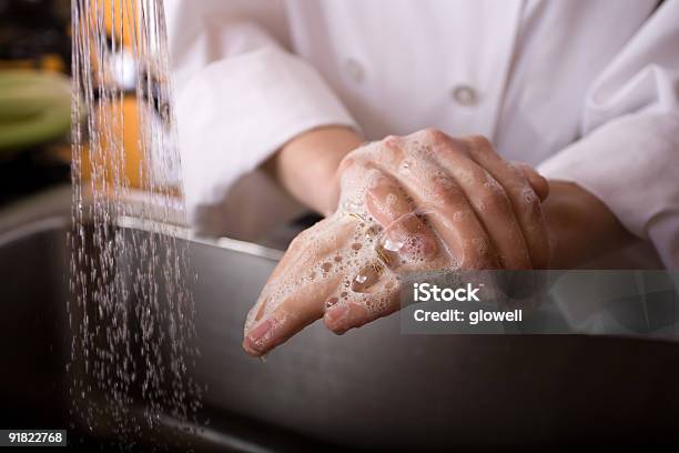 Lavarsi Le Mani Nel Lavandino - Fotografie stock e altre immagini di Lavarsi le mani - Lavarsi le mani, Disinfettare, Acqua corrente