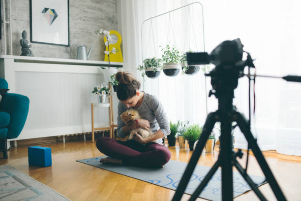 jovem mulher praticando ioga - women home video camera camera vitality - fotografias e filmes do acervo